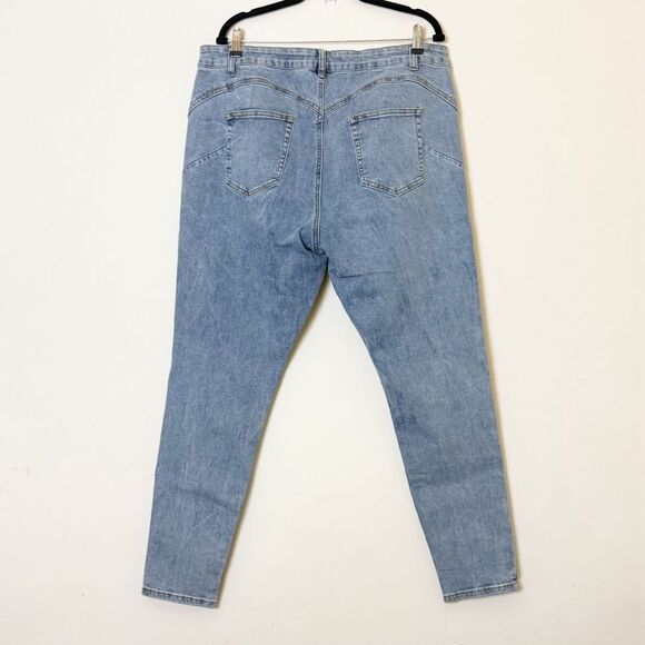 City Chic Harley Mid-Rise Ankle Grazer Jeans | Size 20 | Light Wash | NWOT - Picture 4 of 13